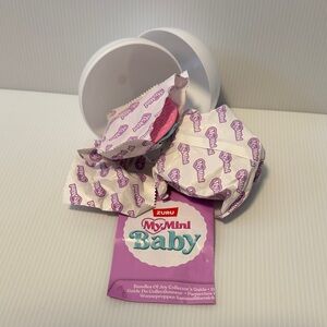 👶 ZURU MyMini Baby Surprise Pack - crib with pink bed insert and Shark